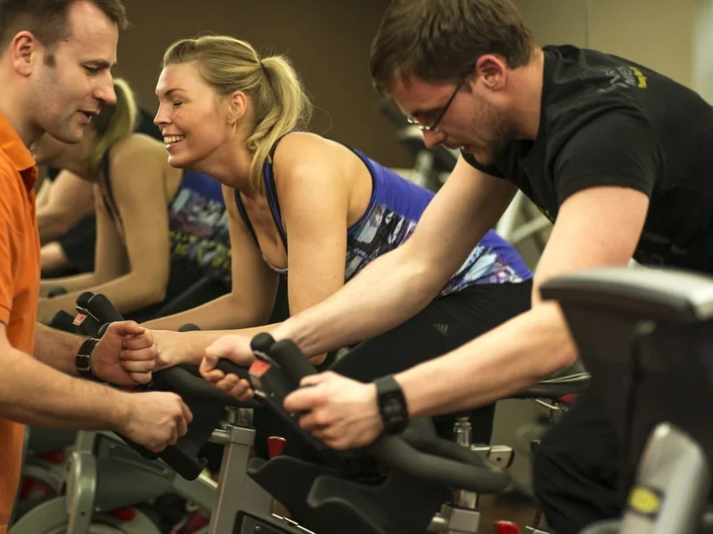 Gerätetraining im Fitnessstudio oder Kurse: Was passt zu dir als Einsteiger?